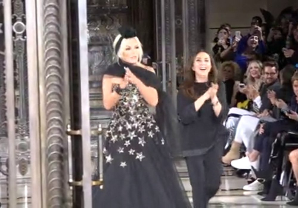 Londra Moda Haftası’nda Ajda Pekkan rüzgarı