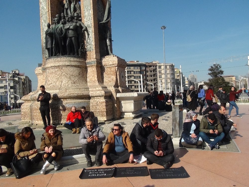 Taksim’de “çocuk istismarı” eylemi