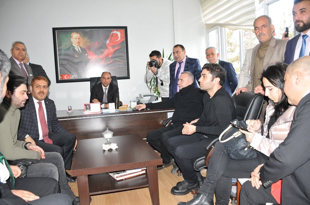 Ünlü oyuncular Fatma Avlar’ın sırasına karanfil bıraktı