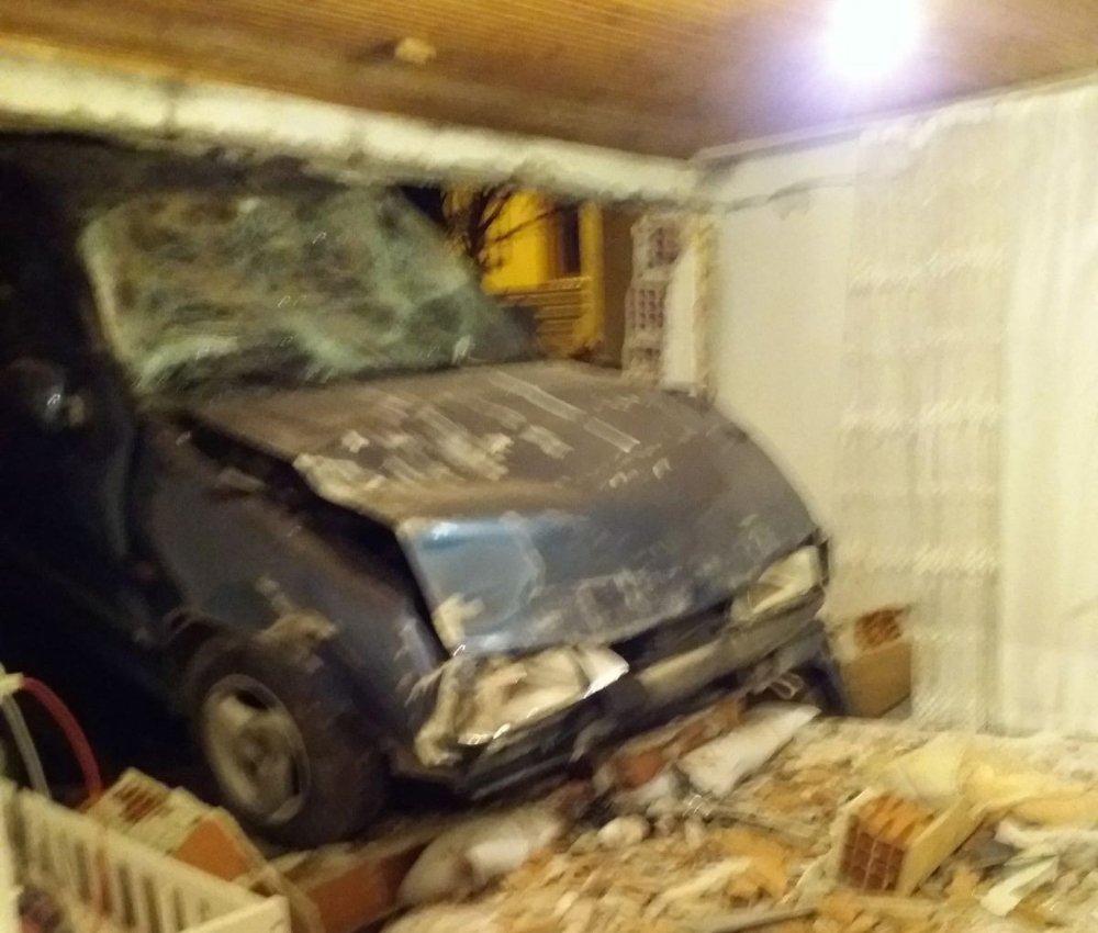 Freni boşalan otomobil yatak odasına girdi