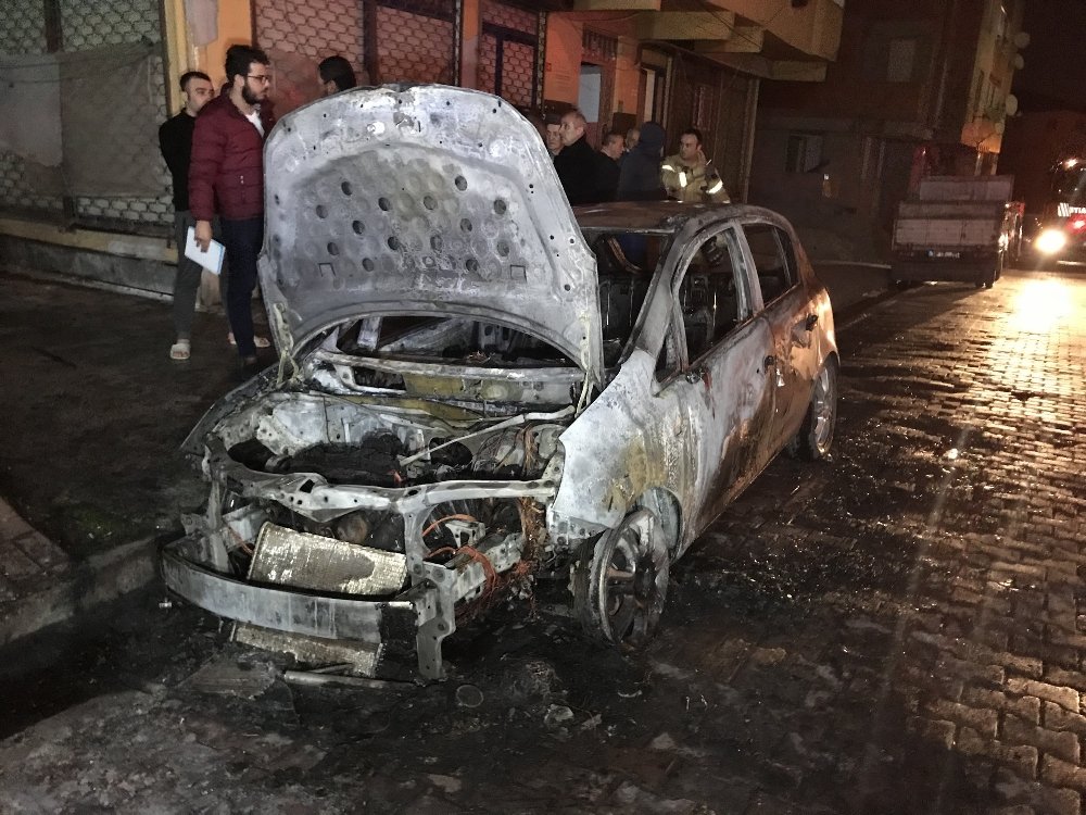 Bahçelievler’de park halindeki 2 araç alev alev yandı