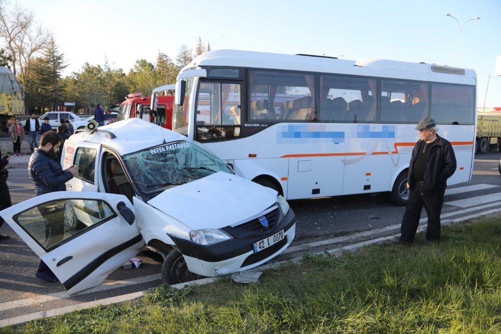 Hafif ticari araç ile minibüs çarpıştı: 4 yaralı