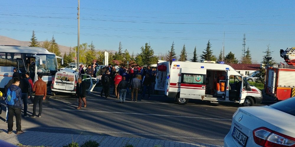 Hafif ticari araç ile minibüs çarpıştı: 4 yaralı