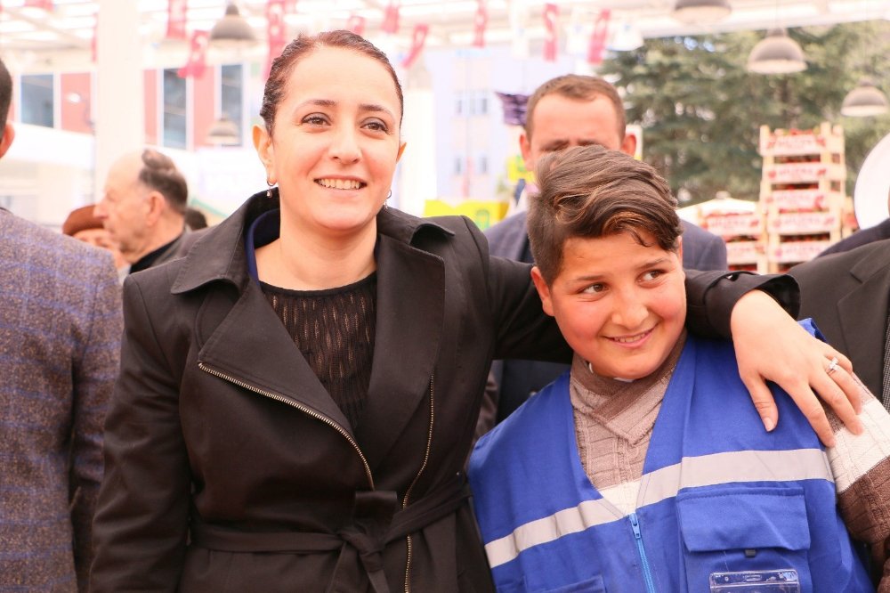 15 yaşındaki pazarcı tezgah başında mest etti