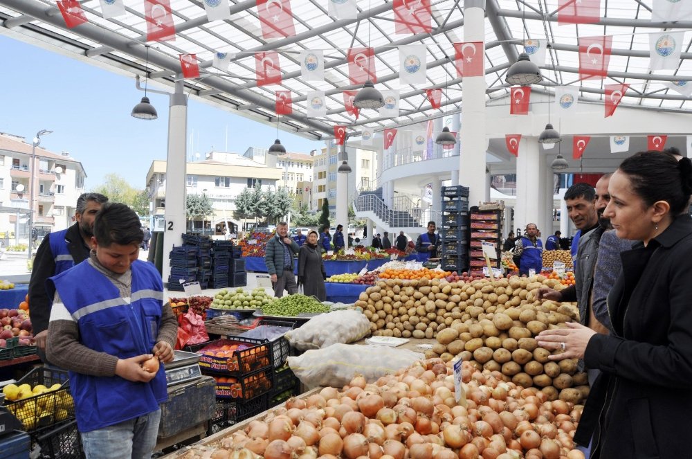 15 yaşındaki pazarcı tezgah başında mest etti