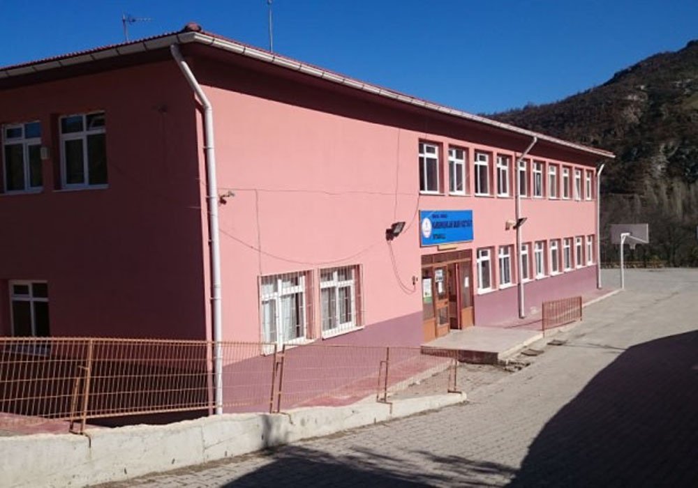 Koridora dökülen temizleyici 21 öğrenciyi hastanelik etti