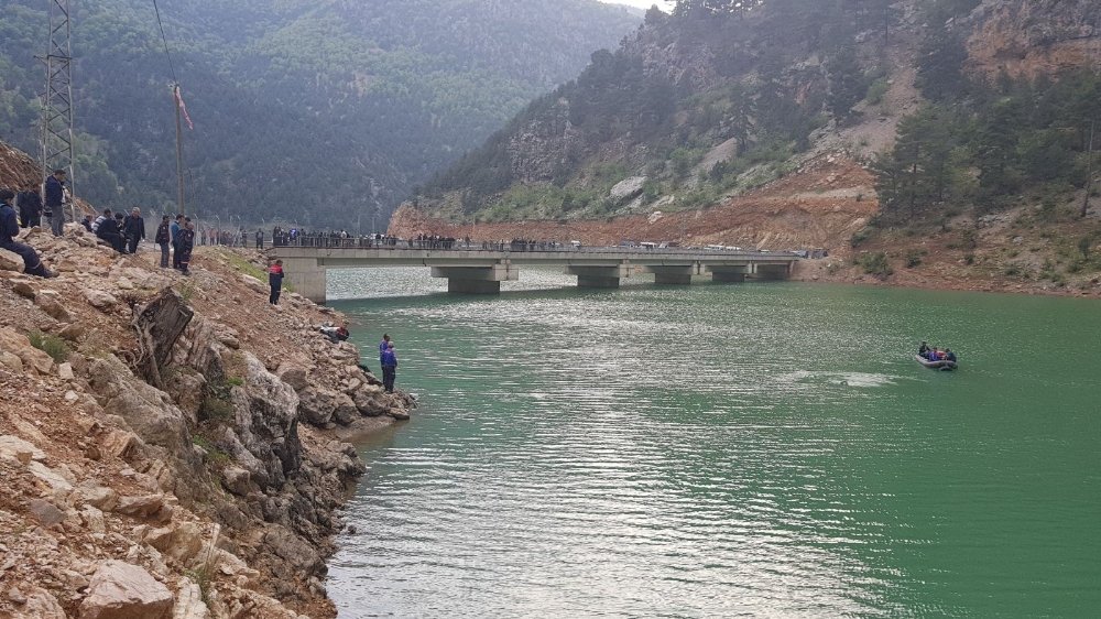 Gölete düşen otomobilde 3’ü çocuk 4 kişi kayboldu