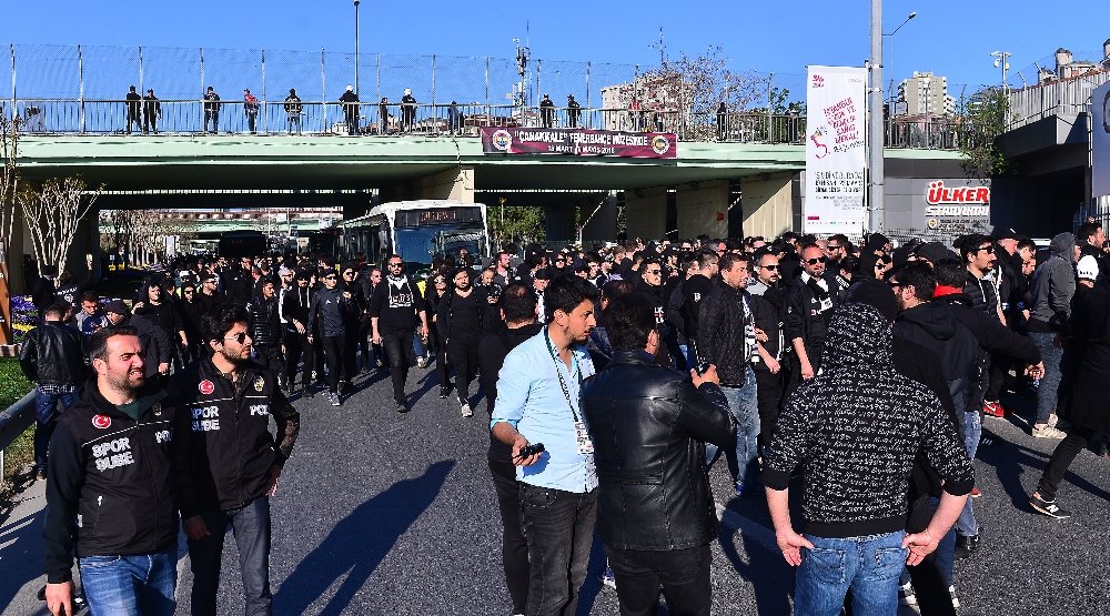 Beşiktaş taraftarı stada geldi