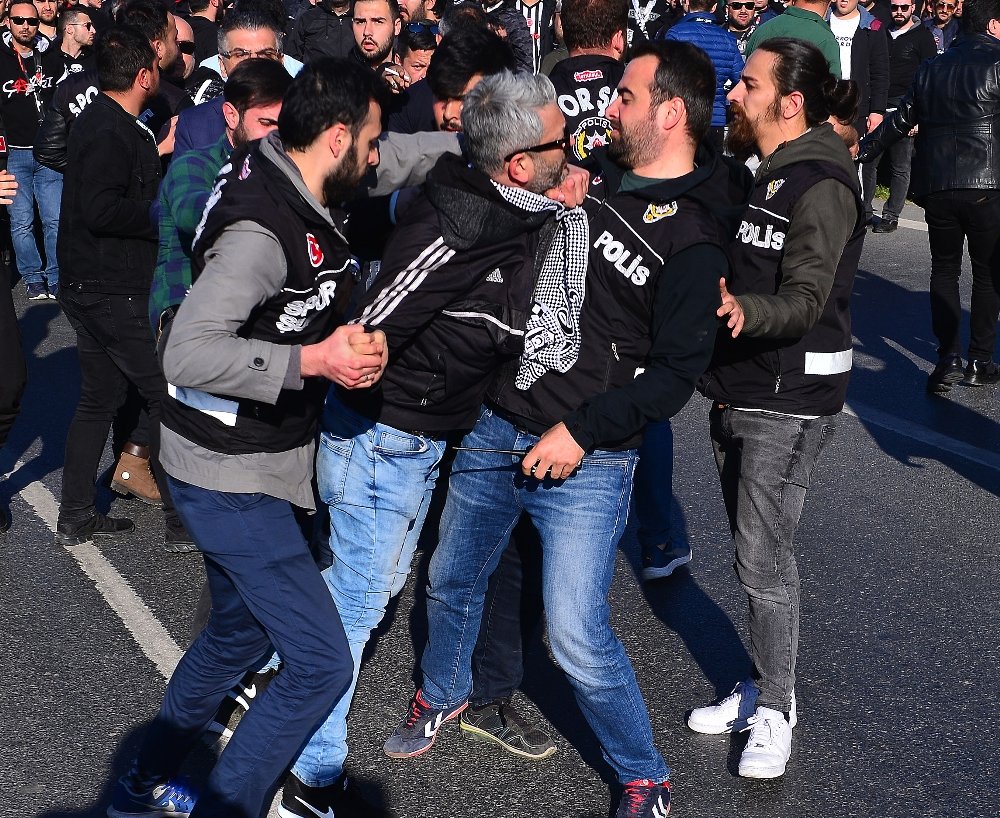 Beşiktaş taraftarı stada geldi
