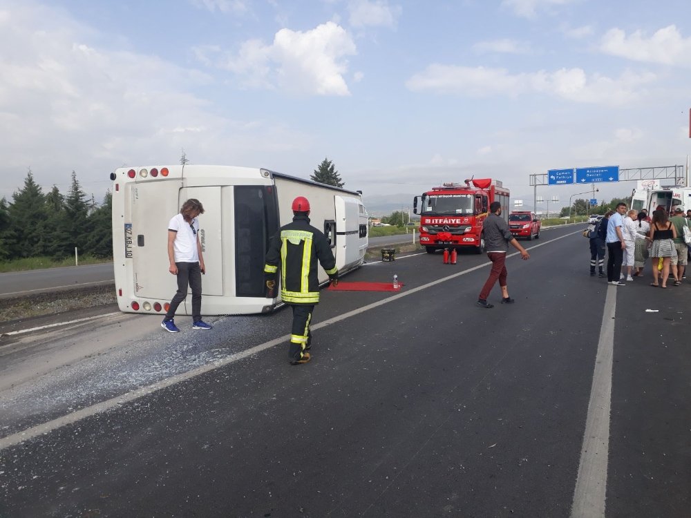 Turistleri Taşıyan Otobüs Devrildi: 17 Yaralı