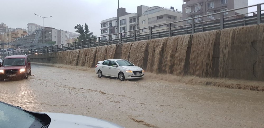 Köprülü Kavşaklar Şelaleye Döndü