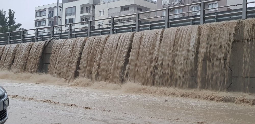 Köprülü Kavşaklar Şelaleye Döndü