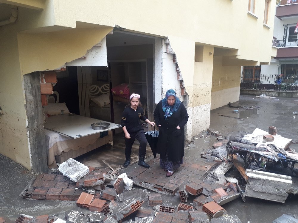 Ankara’da Sağanak Bir Evin Duvarını Yıktı