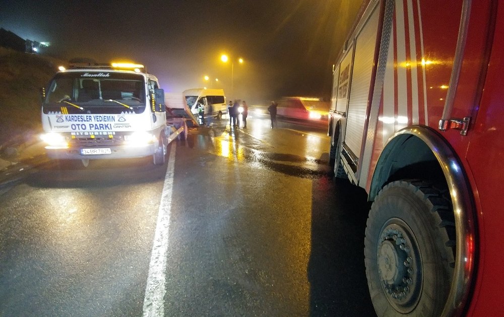Düğünden Dönen Aileyi Taşıyan Araç Kaza Yaptı