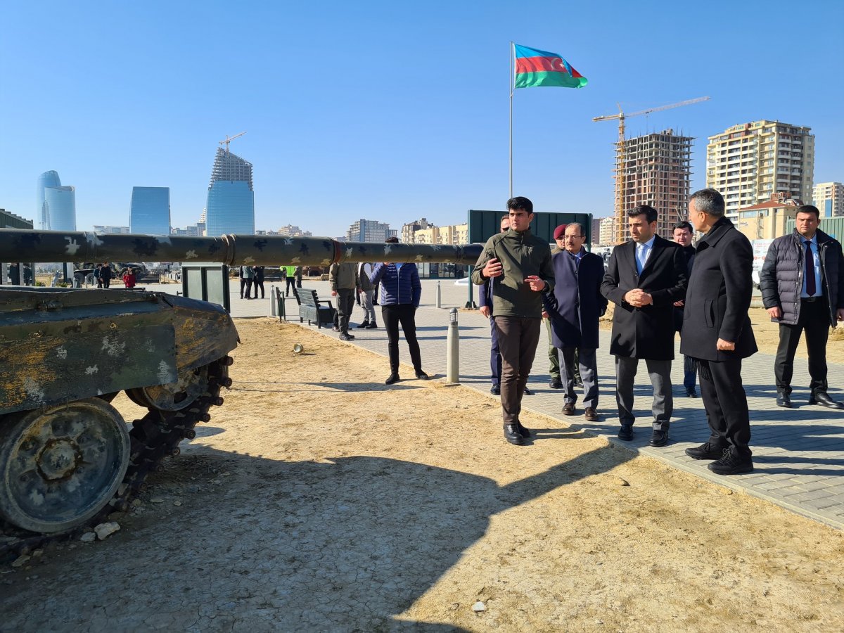 selcuk-bayraktardan-azerbaycandaki-ganimetler-parkina-ziyaret_1056.jpg