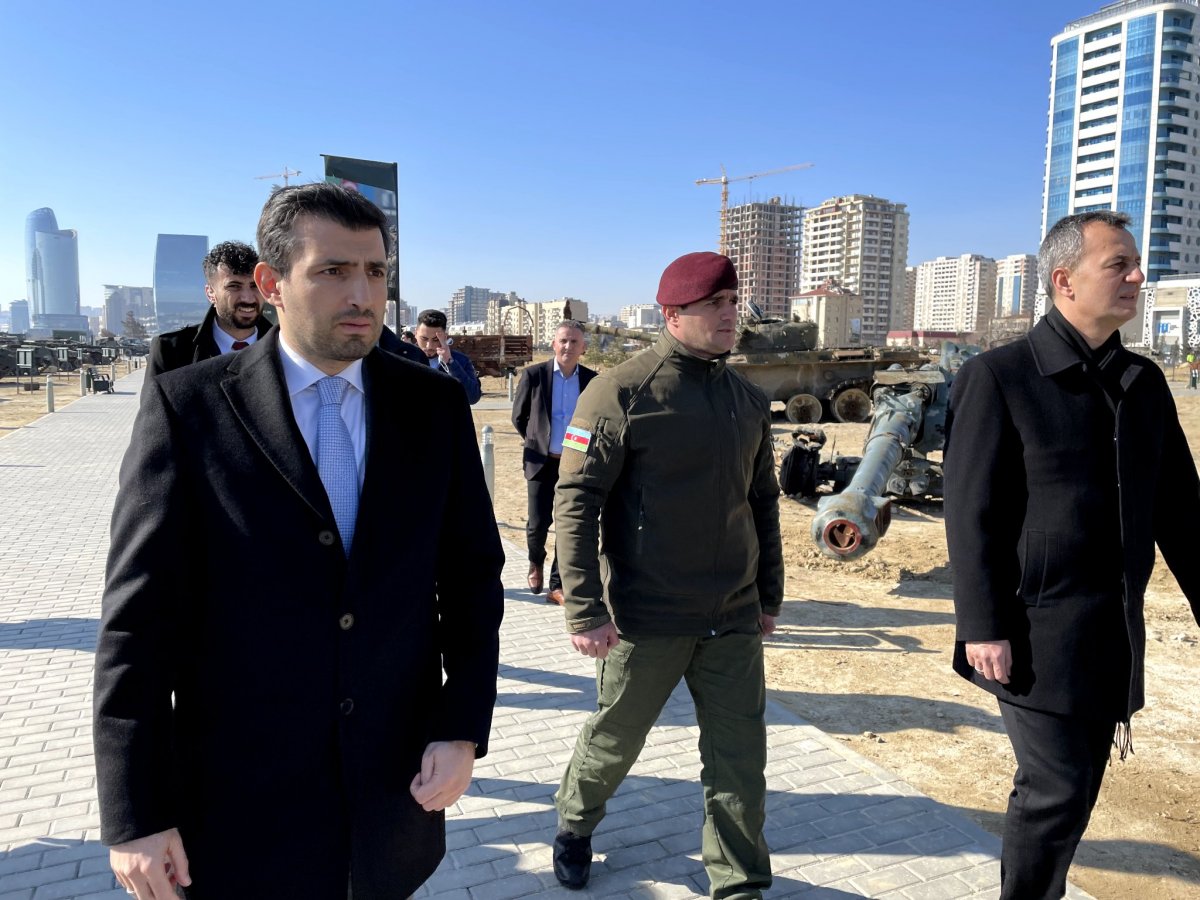 selcuk-bayraktardan-azerbaycandaki-ganimetler-parkina-ziyaret_7732.jpg