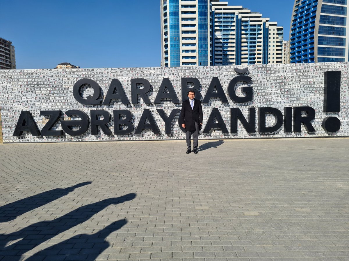 selcuk-bayraktardan-azerbaycandaki-ganimetler-parkina-ziyaret_9440.jpg